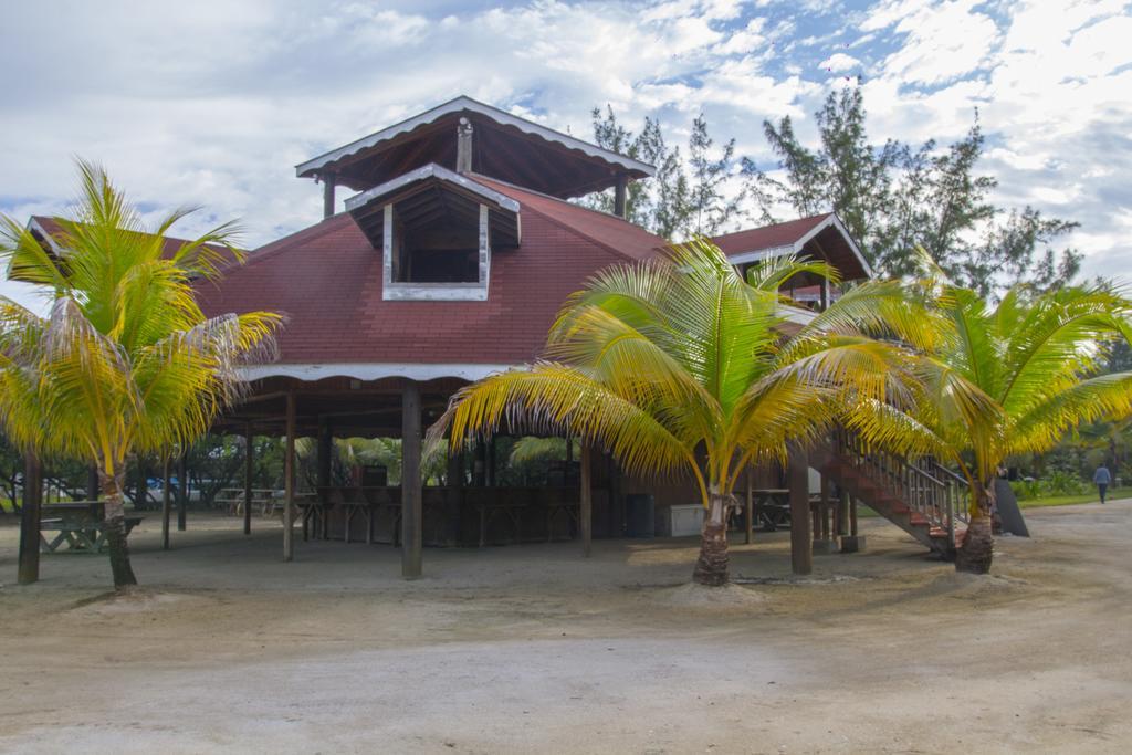 Sea Eye Hotel - Tropical Building Utila Exteriör bild